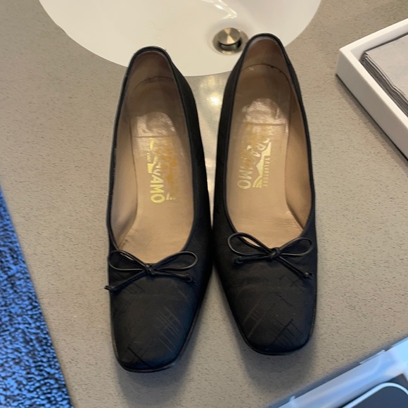 Ferragamo Antique - Picture 1 of 4